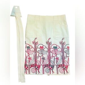 Women's Size 8 Unique Vintage-like White Floral Embroidered Skirt